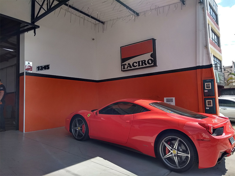 Carro estacionado fora da oficina